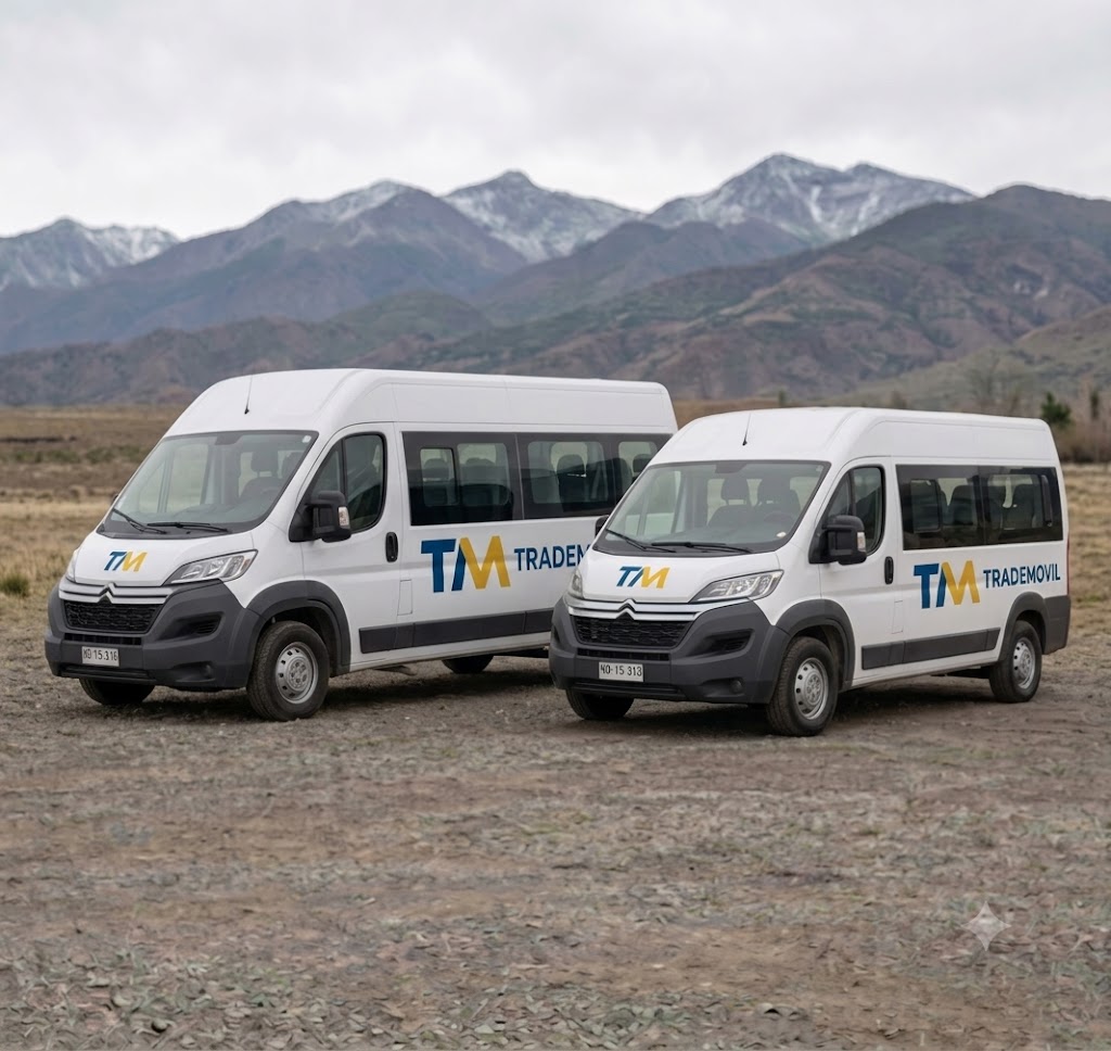 Vans Trade Movil en ruta, con montañas de fondo