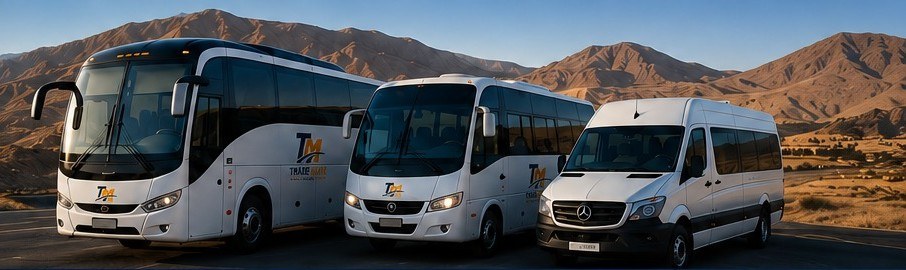 Flota Trade Movil en ruta, buses y minibuses con montañas de fondo